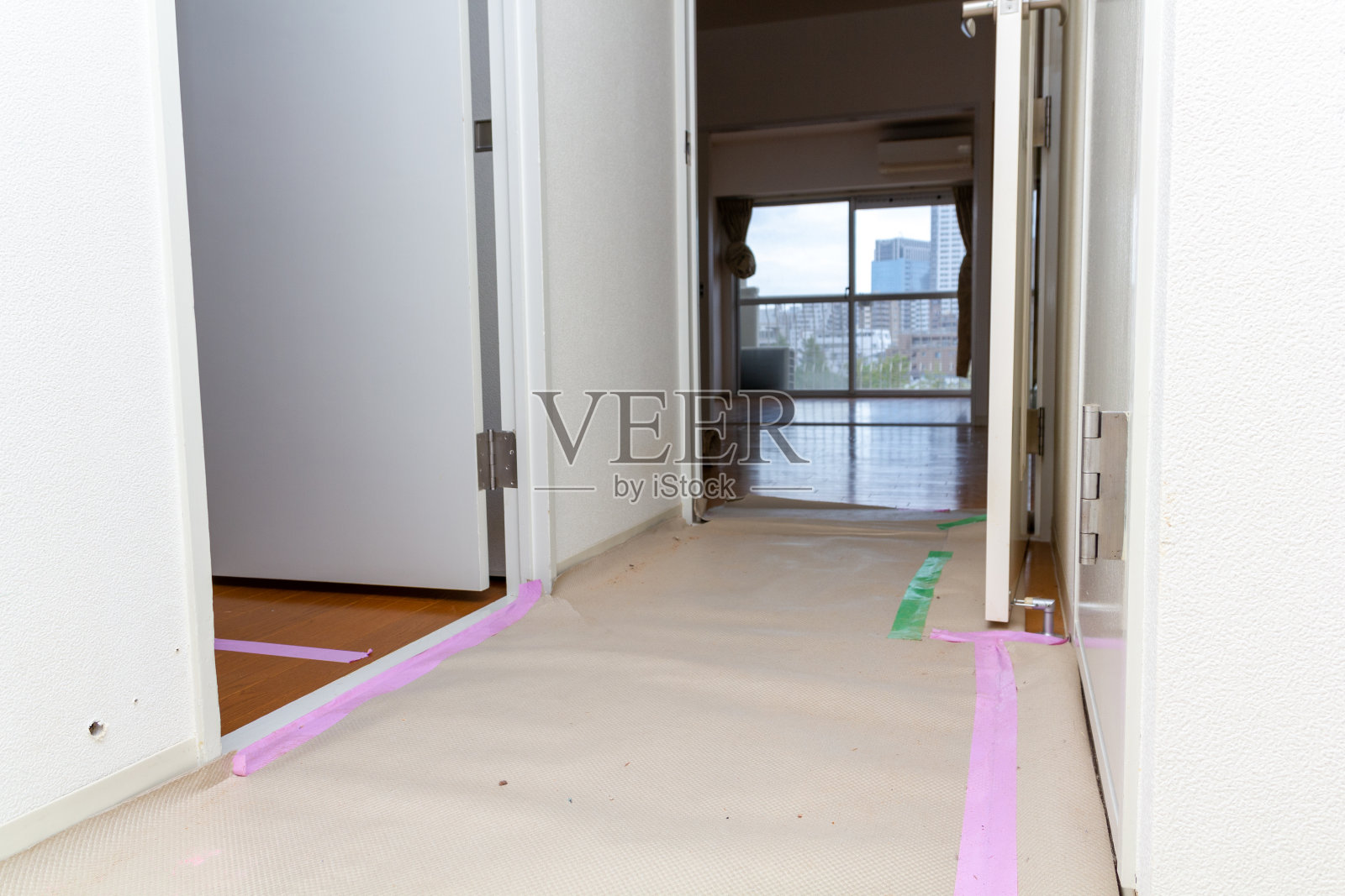 在日本的公寓里，正在重新装修。照片摄影图片