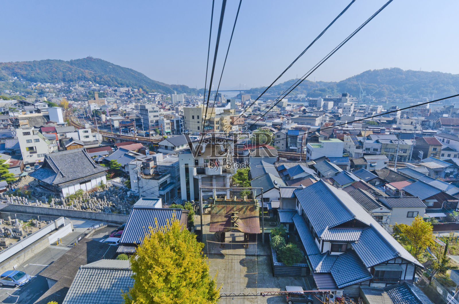 广岛尾道市的尖阁二山缆车。照片摄影图片