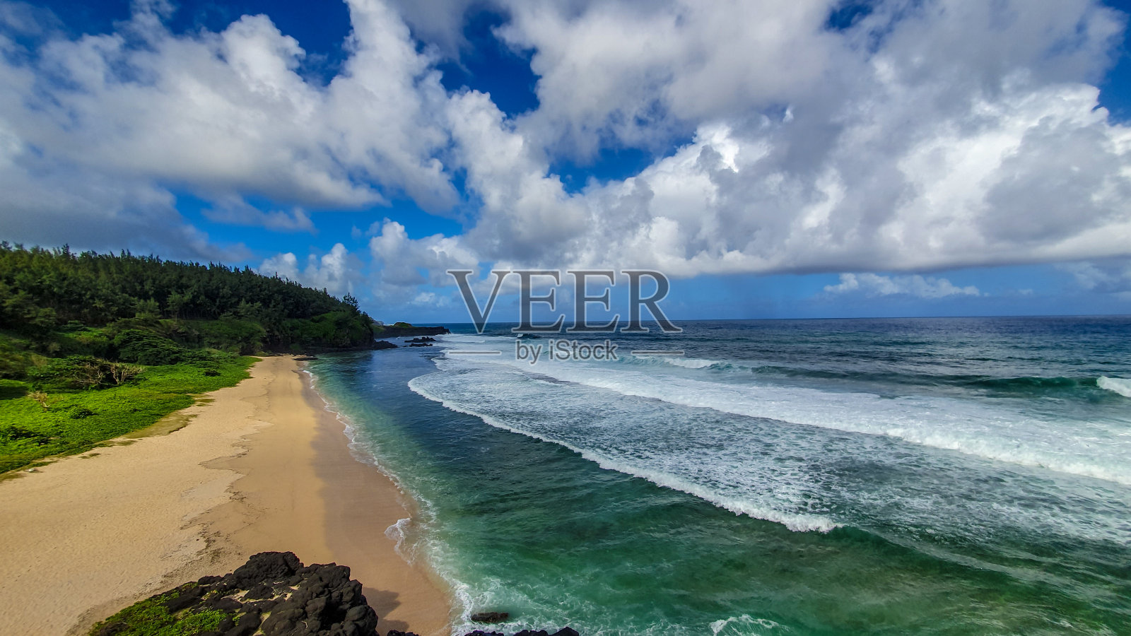 在灰灰海滩上掀起海浪照片摄影图片