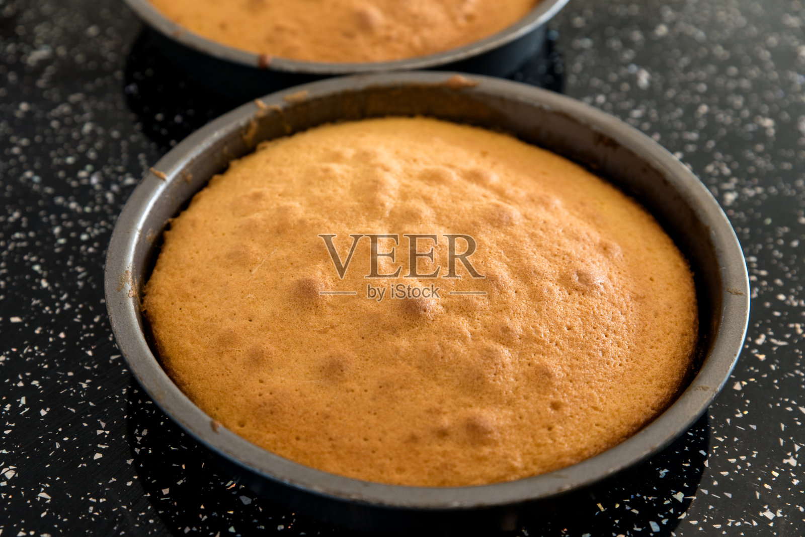 维多利亚三明治蛋糕在烤罐里的关闭。照片摄影图片