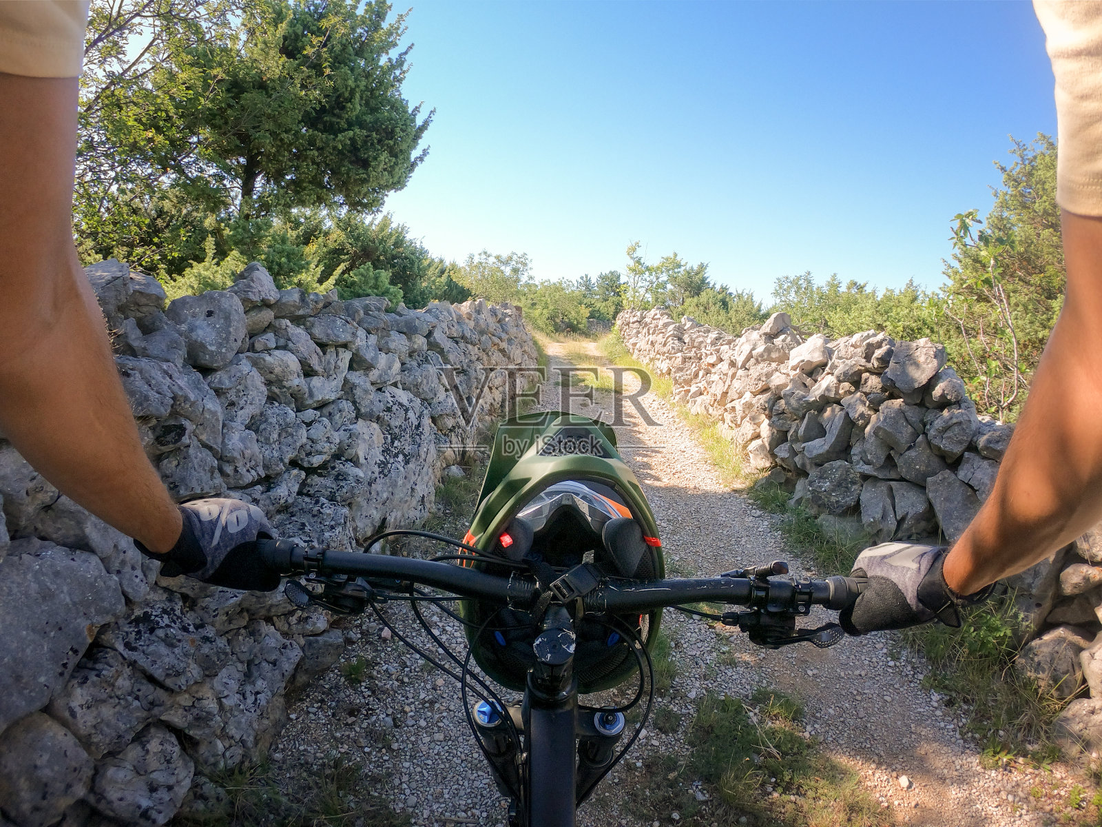 POV在乡村公路上骑自行车照片摄影图片