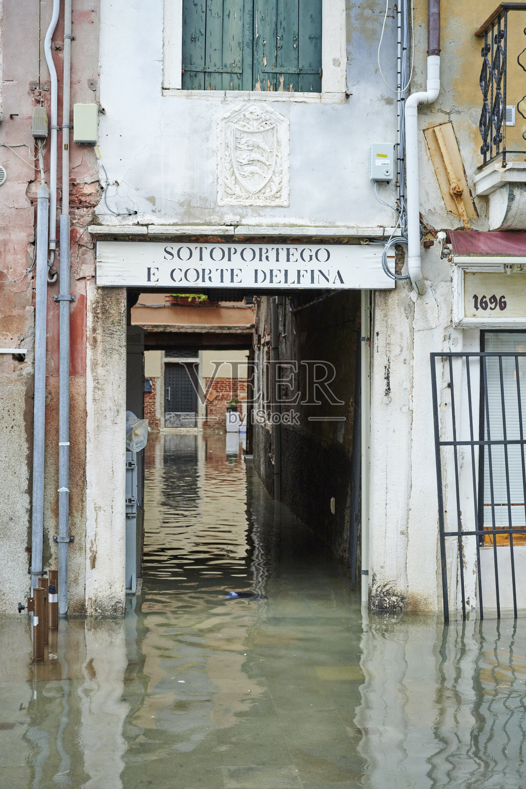 威尼斯被水淹没的小巷照片摄影图片
