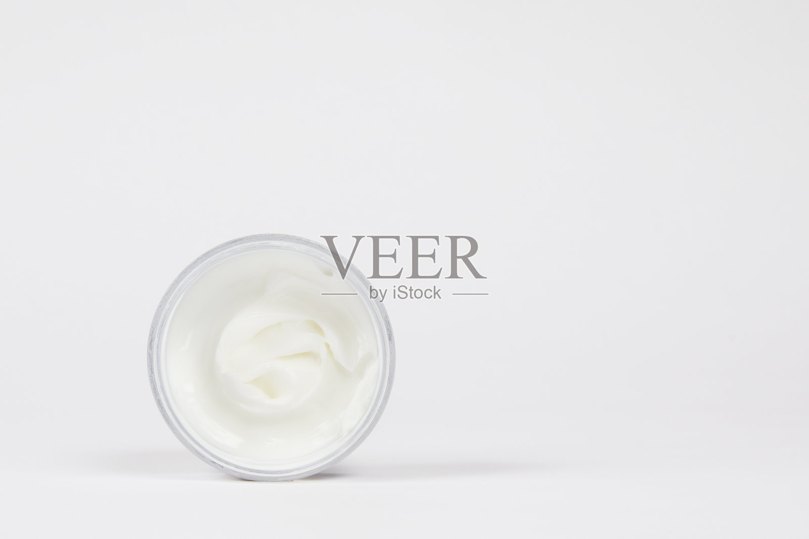 打开罐子与奶油在白色的背景，俯视图照片摄影图片