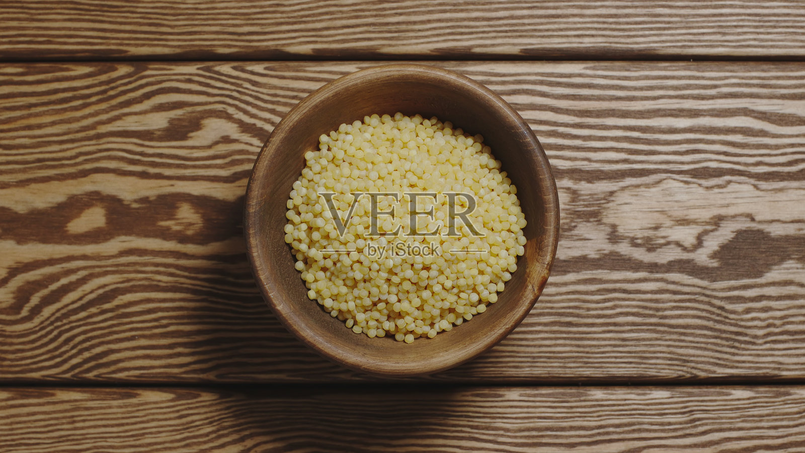 俯视图:木盘里的蒸粗麦粉照片摄影图片