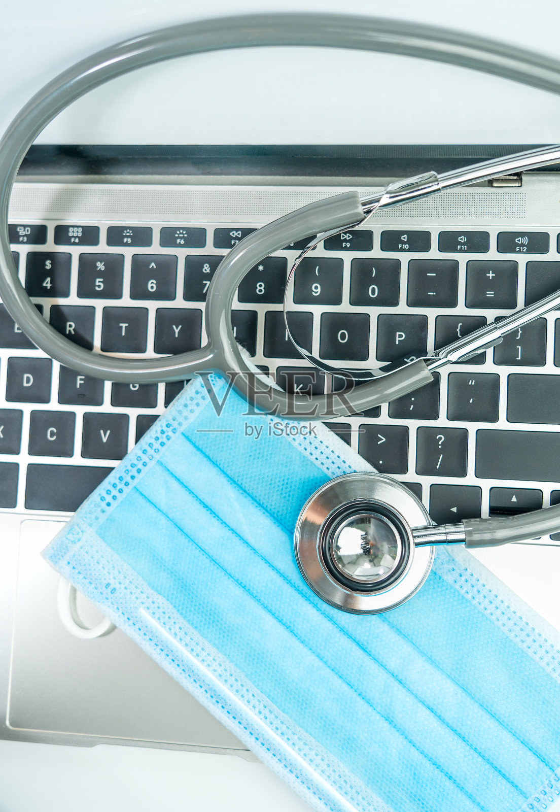 医疗听诊器医生检查笔记本电脑照片摄影图片