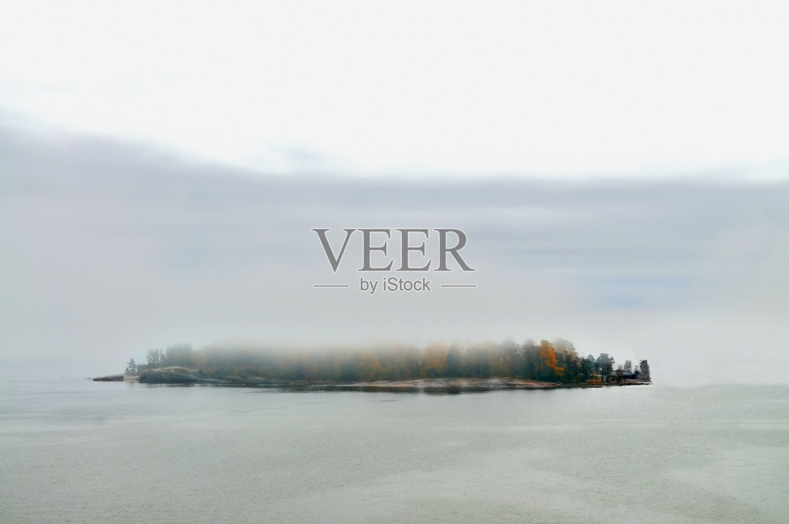 雾蒙蒙的田园岛照片摄影图片