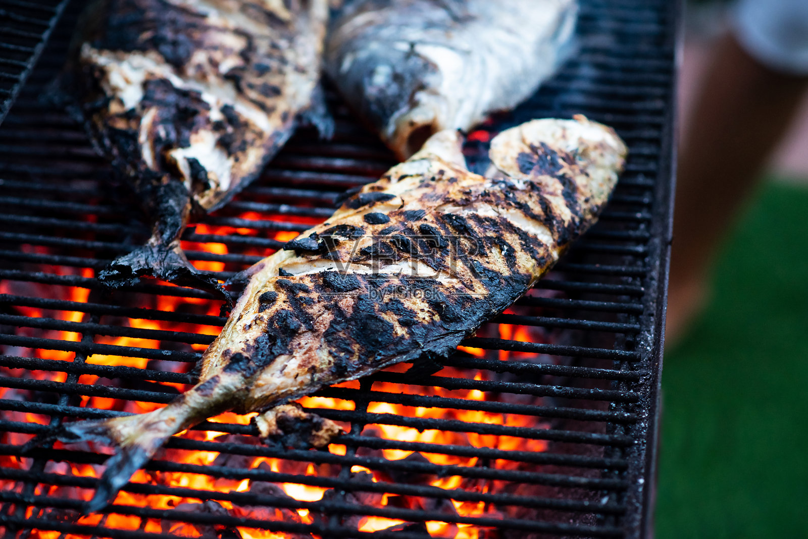 户外烧烤的大鱼特写照片摄影图片