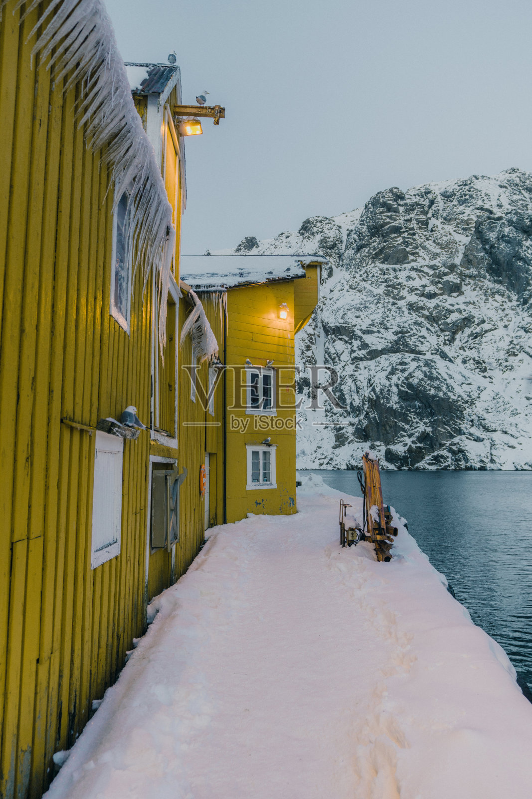 罗浮敦群岛上宁静的渔村照片摄影图片