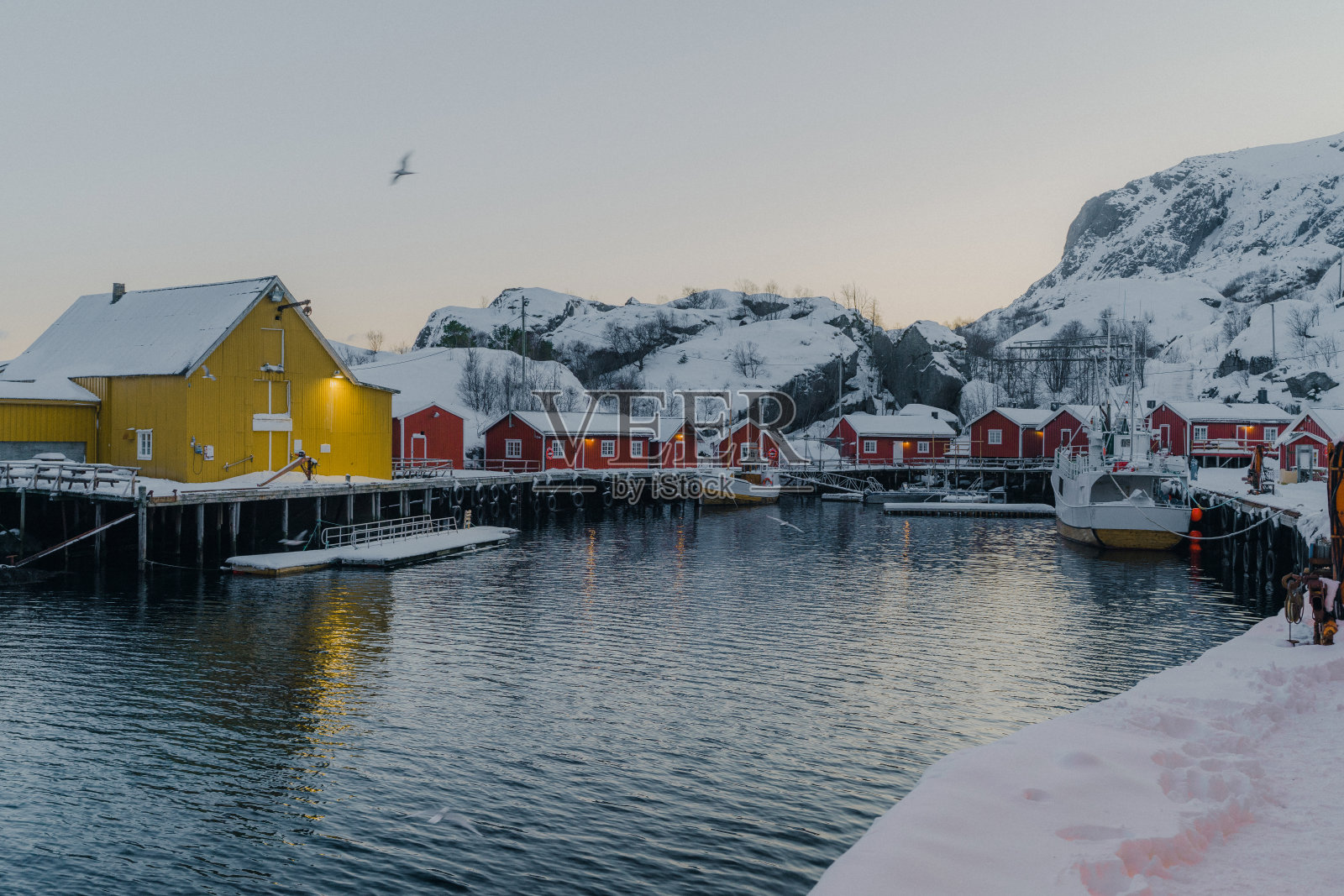 罗浮敦群岛上宁静的渔村照片摄影图片