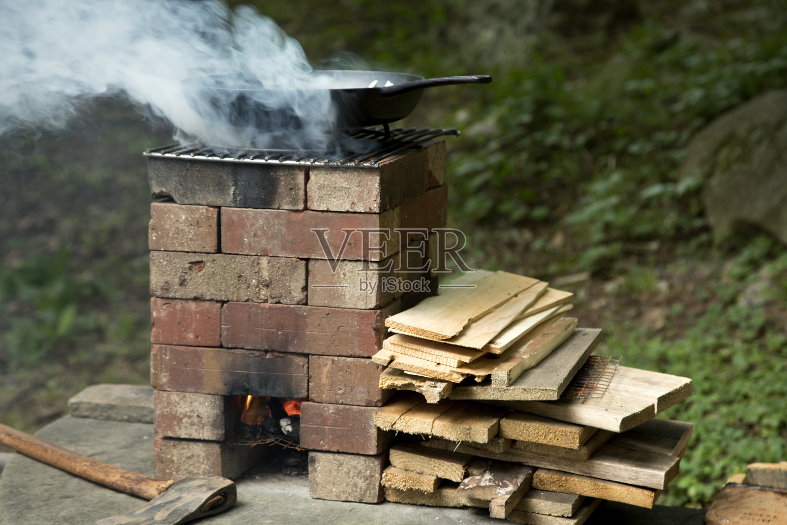 在户外自己动手做饭的烟囱上准备一餐照片摄影图片