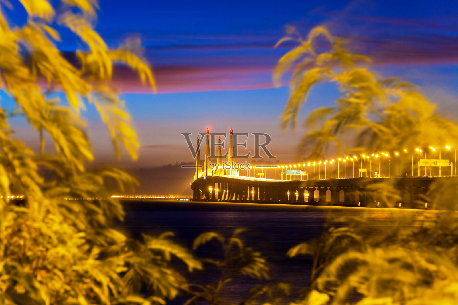 马来西亚槟城，日出时的槟城大桥照片摄影图片