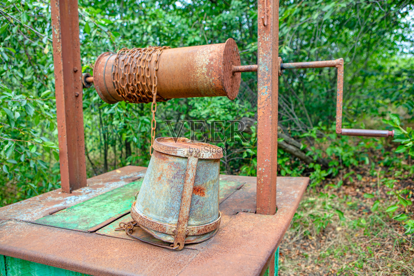 用一个生锈的桶照片摄影图片