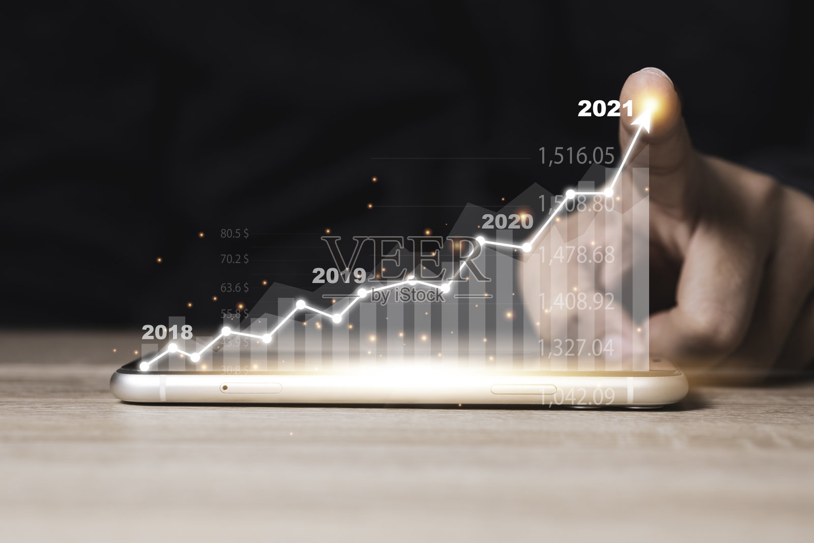 手指点增加虚拟箭头投资图在手机上。业务和利润增长的概念。照片摄影图片