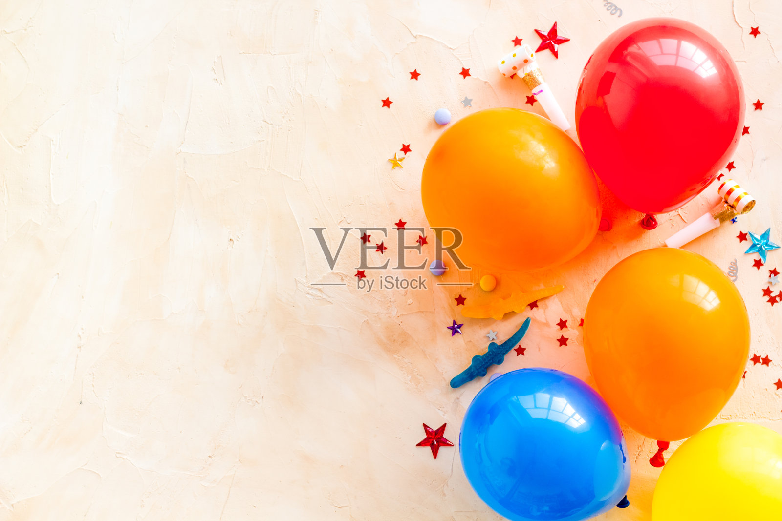 平躺与气球-派对概念-在米色背景自上而下的拷贝空间照片摄影图片