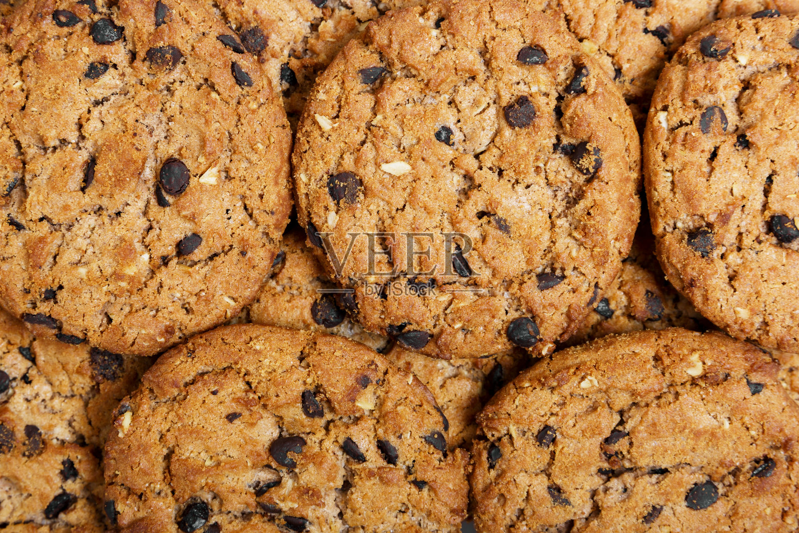 令人开胃的圆形饼干和巧克力块的背景纹理。照片摄影图片