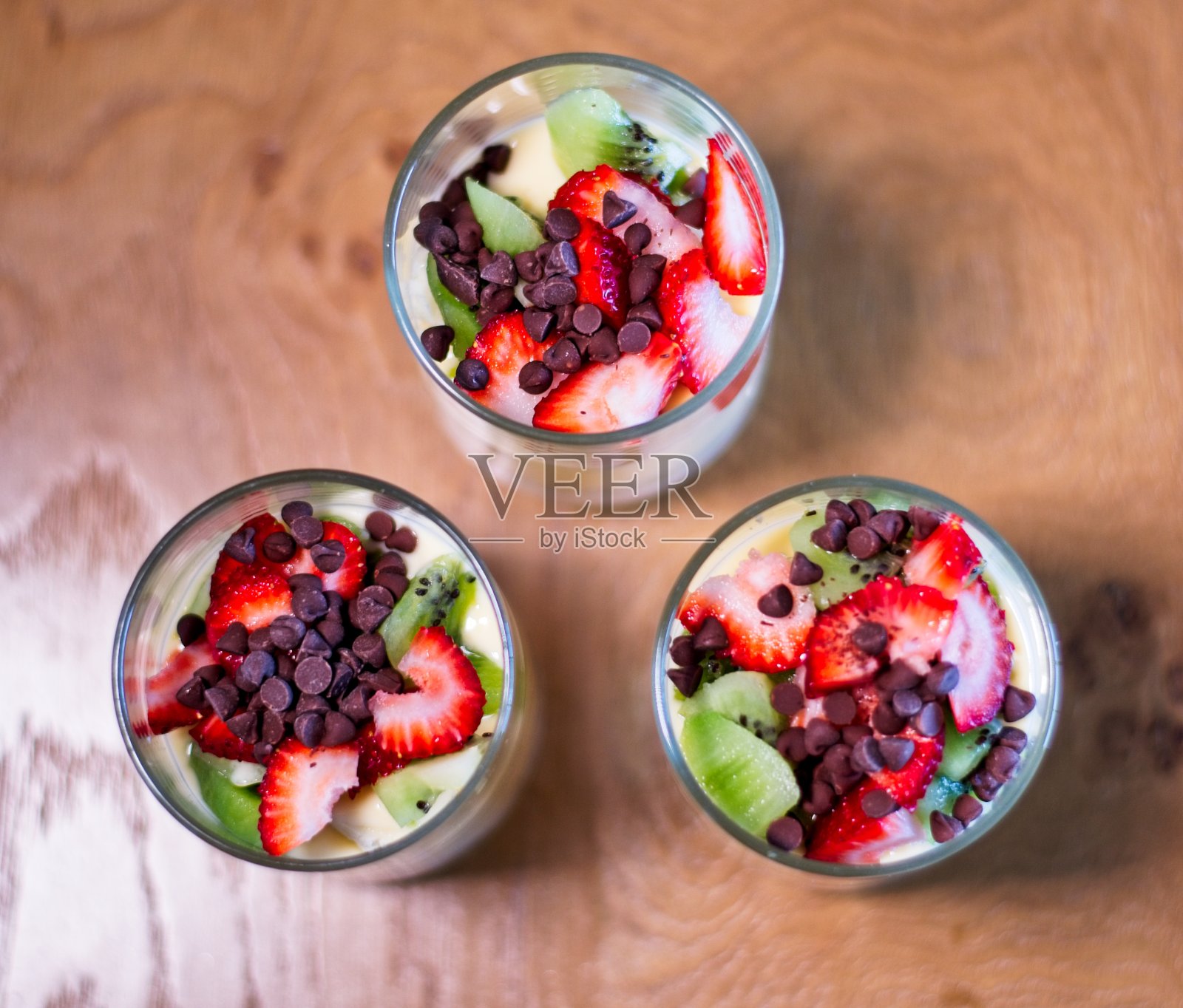 冻糕配酸奶、酸奶、水果和格兰诺拉麦片照片摄影图片