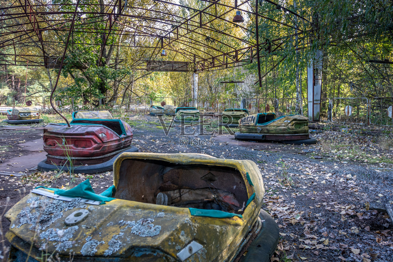 30年前，电动汽车被废弃，走进切尔诺贝利核电站照片摄影图片