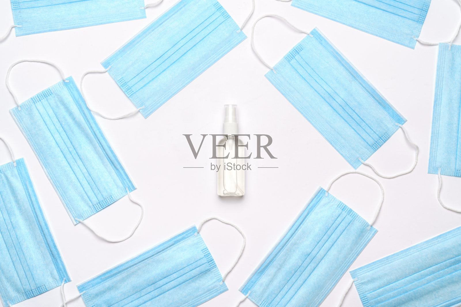 冠状病毒COVID-19大流行概念-背景由抗病毒外科防护医用口罩和酒精洗手液制成，用于预防冠状病毒照片摄影图片