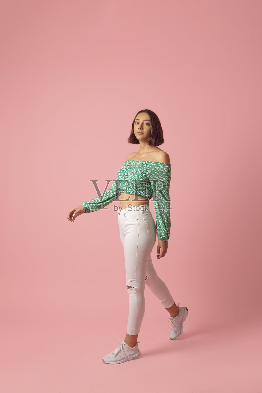 快乐美丽的女人走着。照片摄影图片