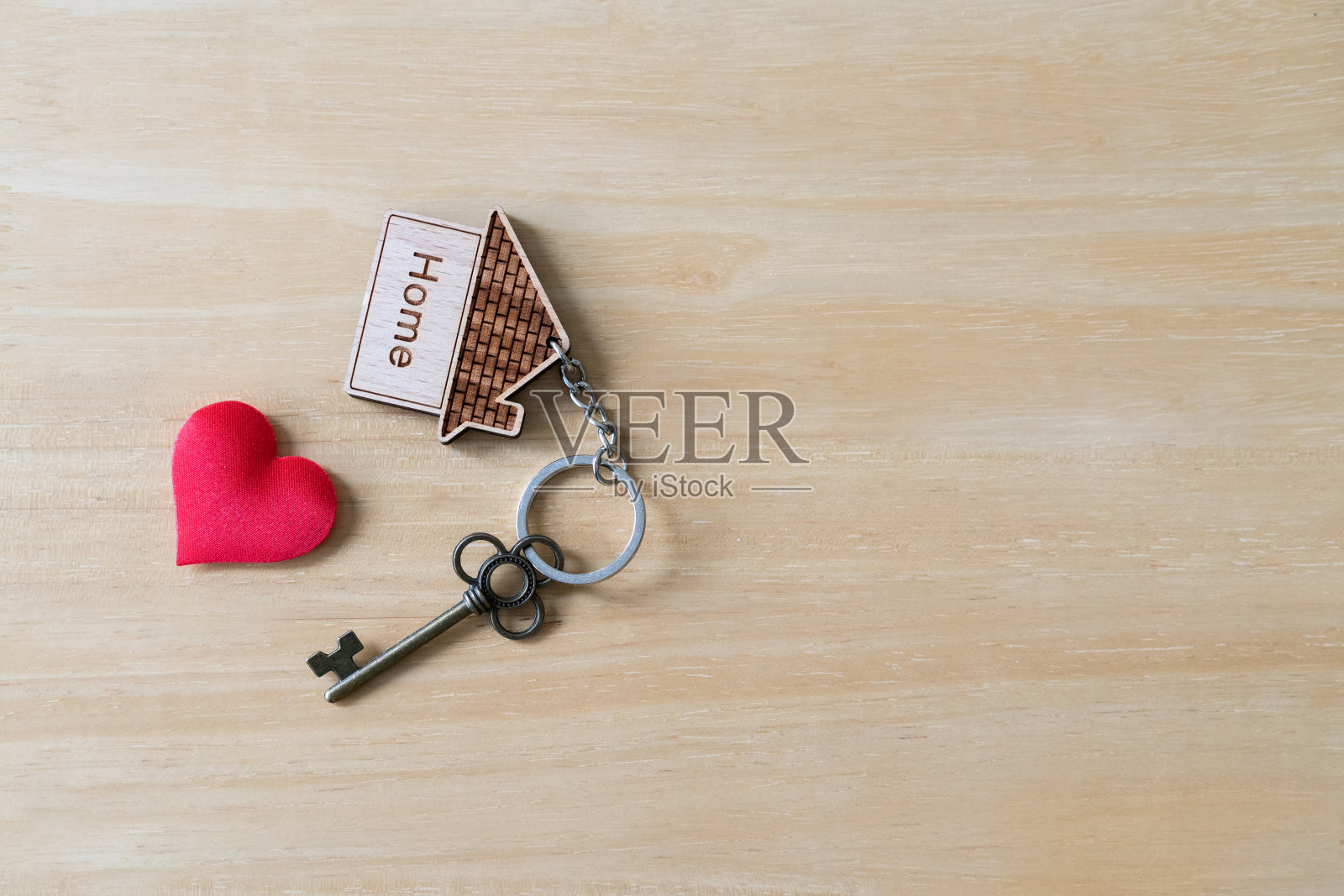 家里的钥匙和家里的钥匙圈在生锈的木头背景，复印空间照片摄影图片