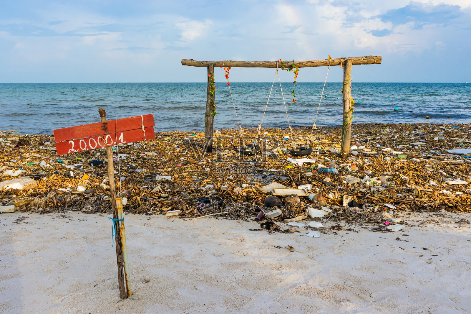 通往天空的绿色楼梯，风景，海滩上的光带，越南富国的环境灾难。白骚海滩上的垃圾堆，海岸线上有白沙。热带海岸的污染照片摄影图片