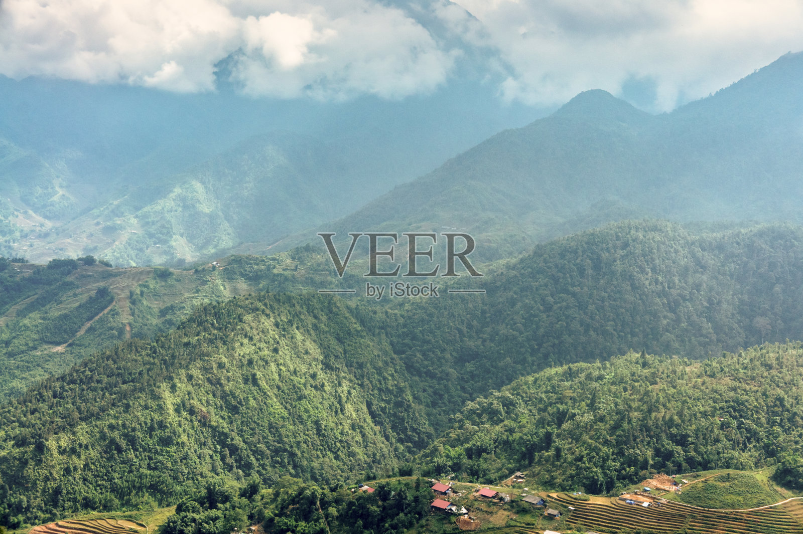 风景优美，是旅游徒步旅行的热门目的地。稻田梯田。云中山景。越南西北部老街省萨帕市。照片摄影图片