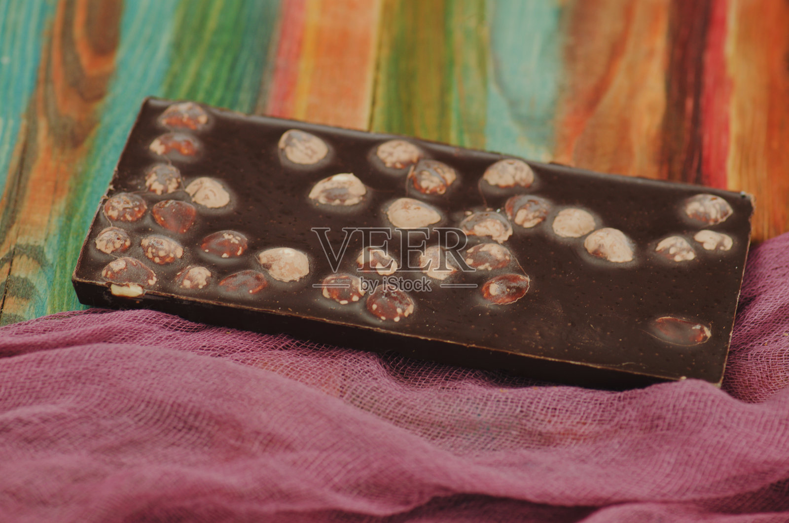 巧克力和榛子。巧克力和坚果照片摄影图片