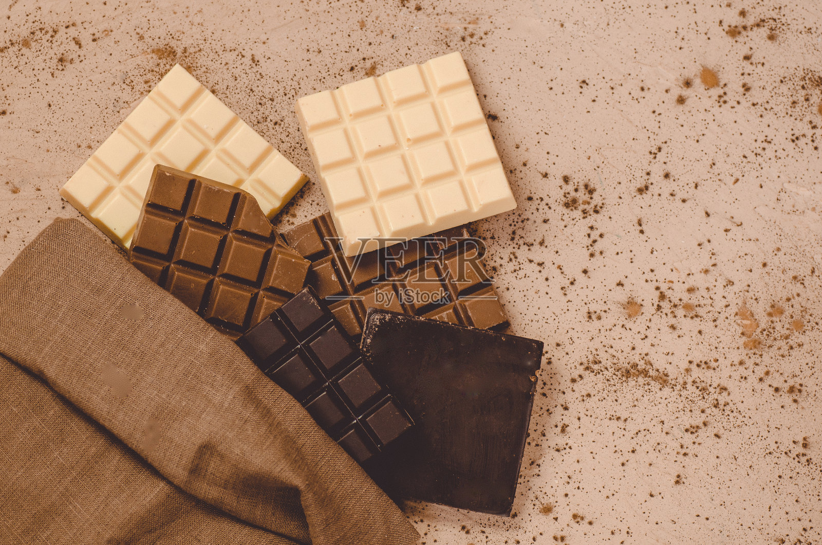 粗麻袋内的黑、牛奶和白巧克力棒照片摄影图片