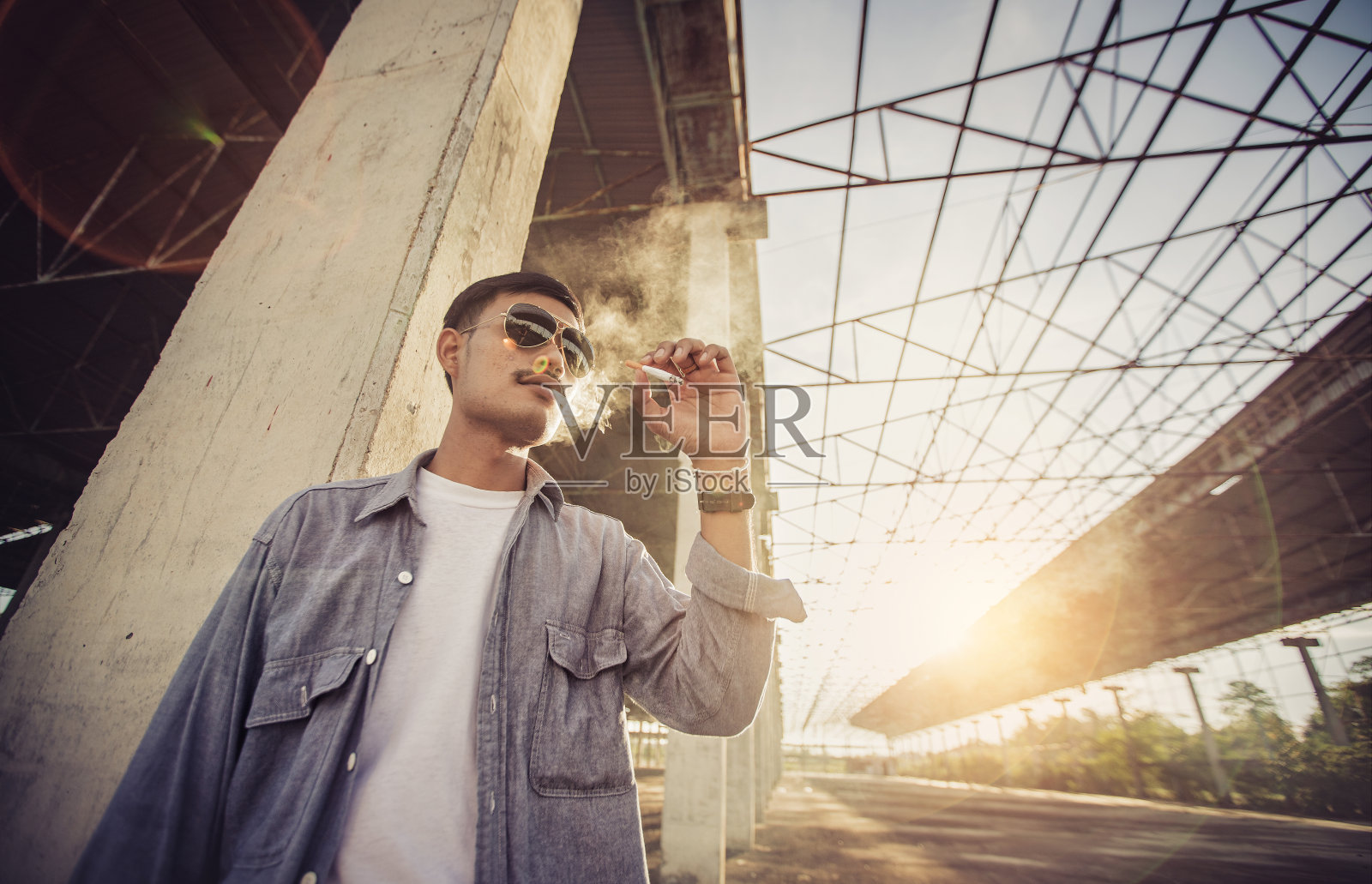 年轻人工程站着抽烟照片摄影图片