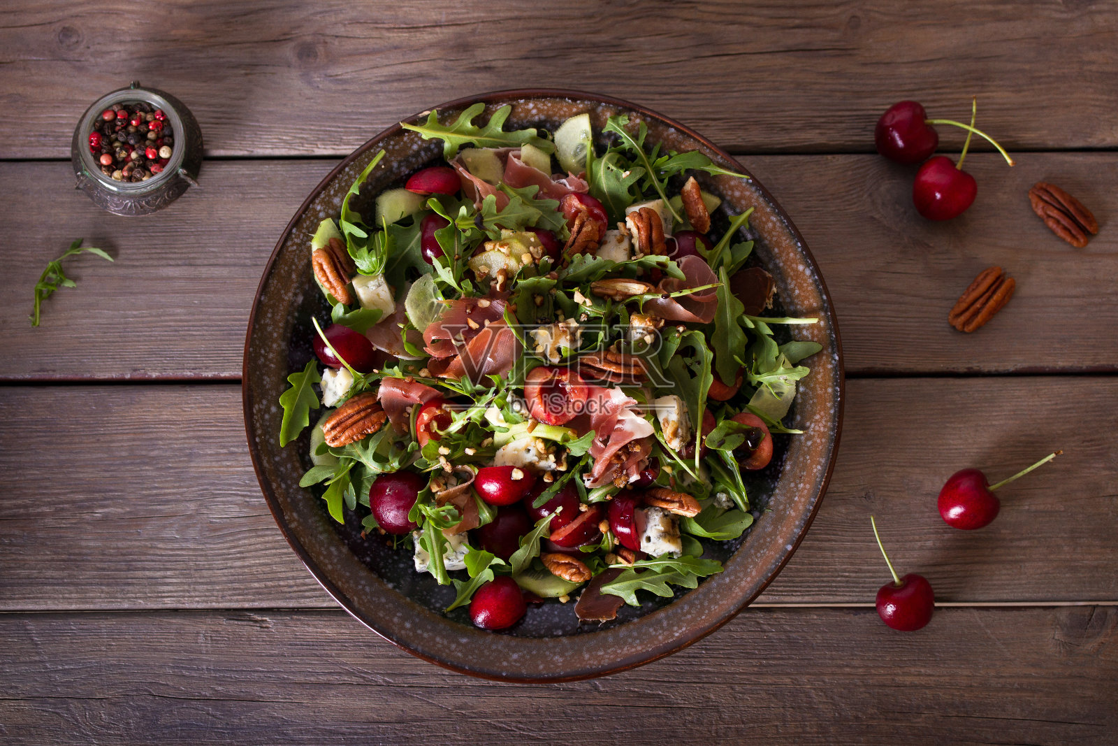 草莓火腿沙拉配戈贡佐拉芝士。夏日沙拉照片摄影图片