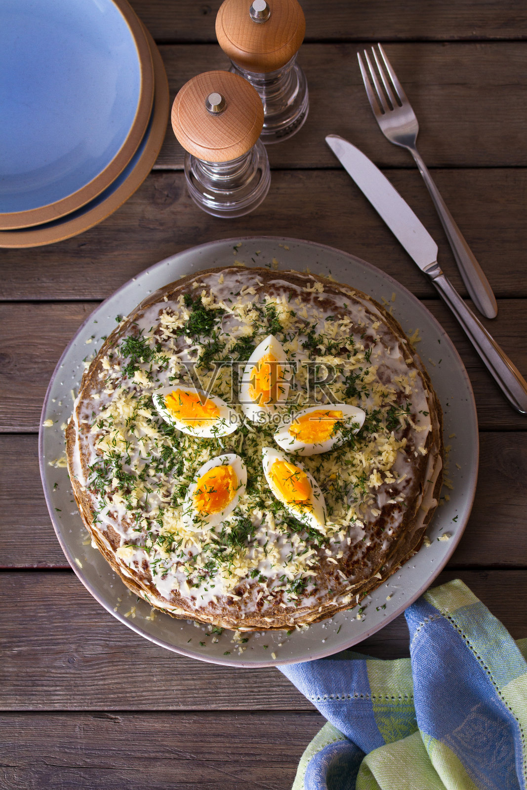 多层肝脏蛋糕配奶酪，蛋黄酱和莳萝照片摄影图片