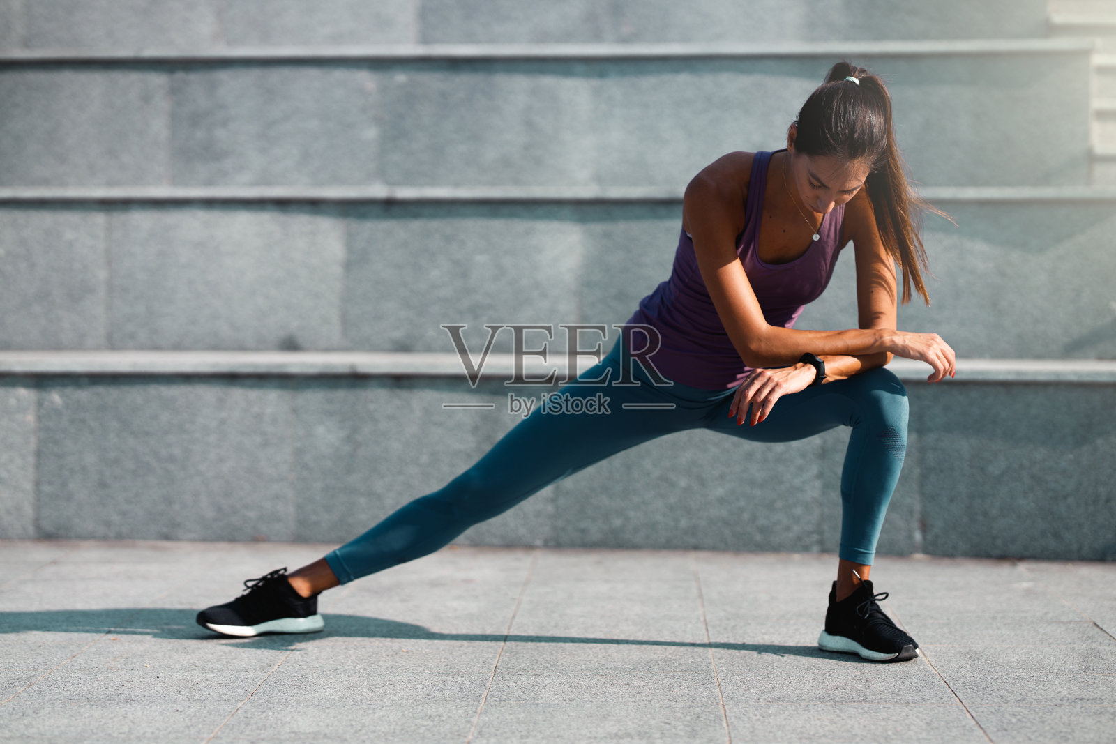 年轻女子在做腿部伸展运动照片摄影图片