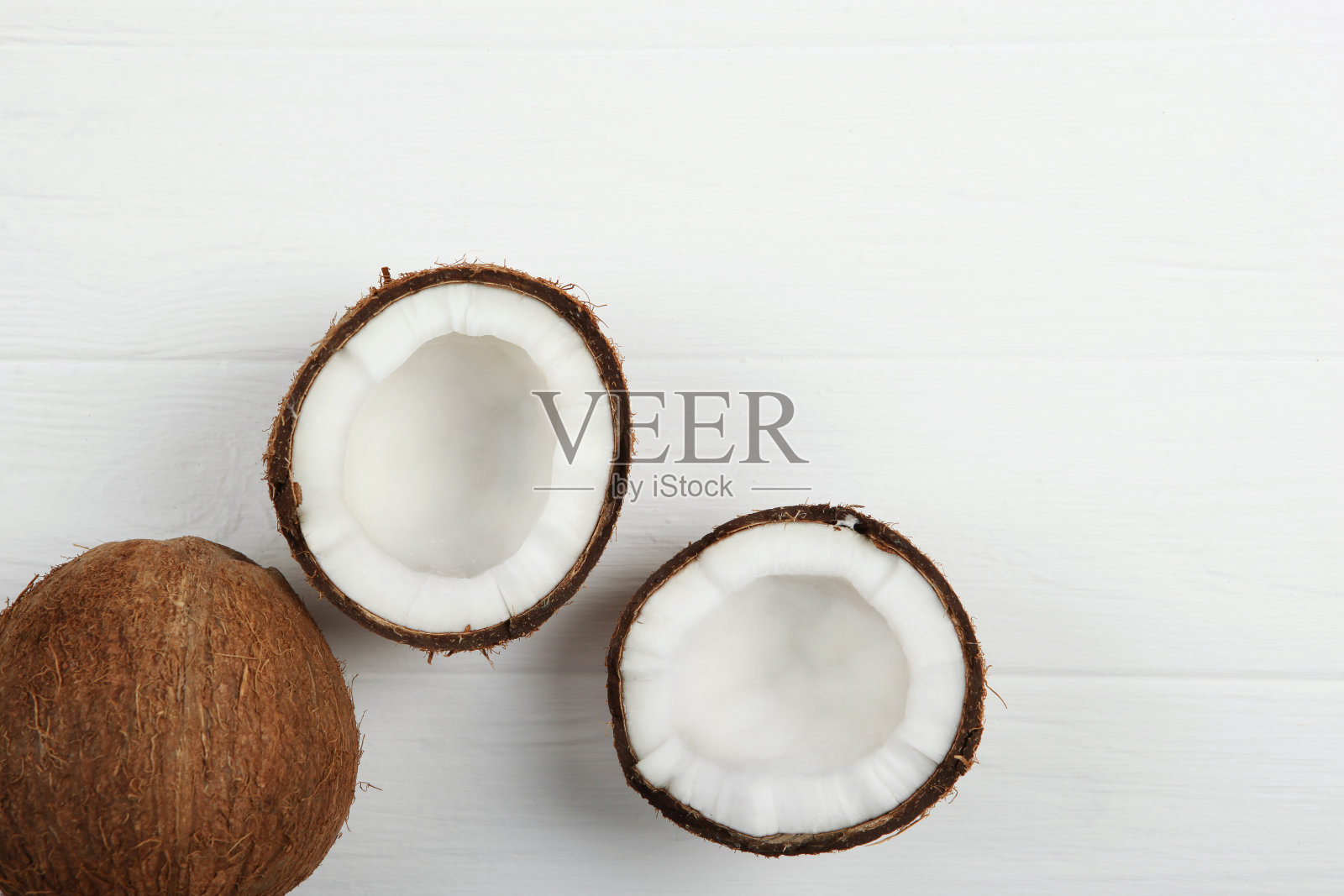 白色背景上的碎椰子。照片摄影图片