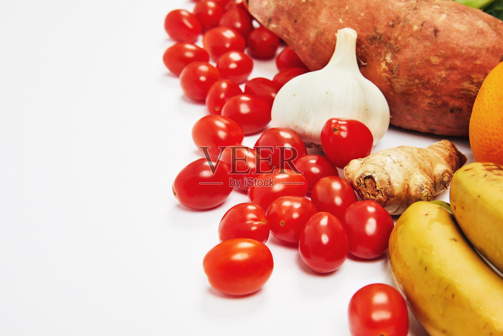 白色背景下的新鲜水果和蔬菜照片摄影图片
