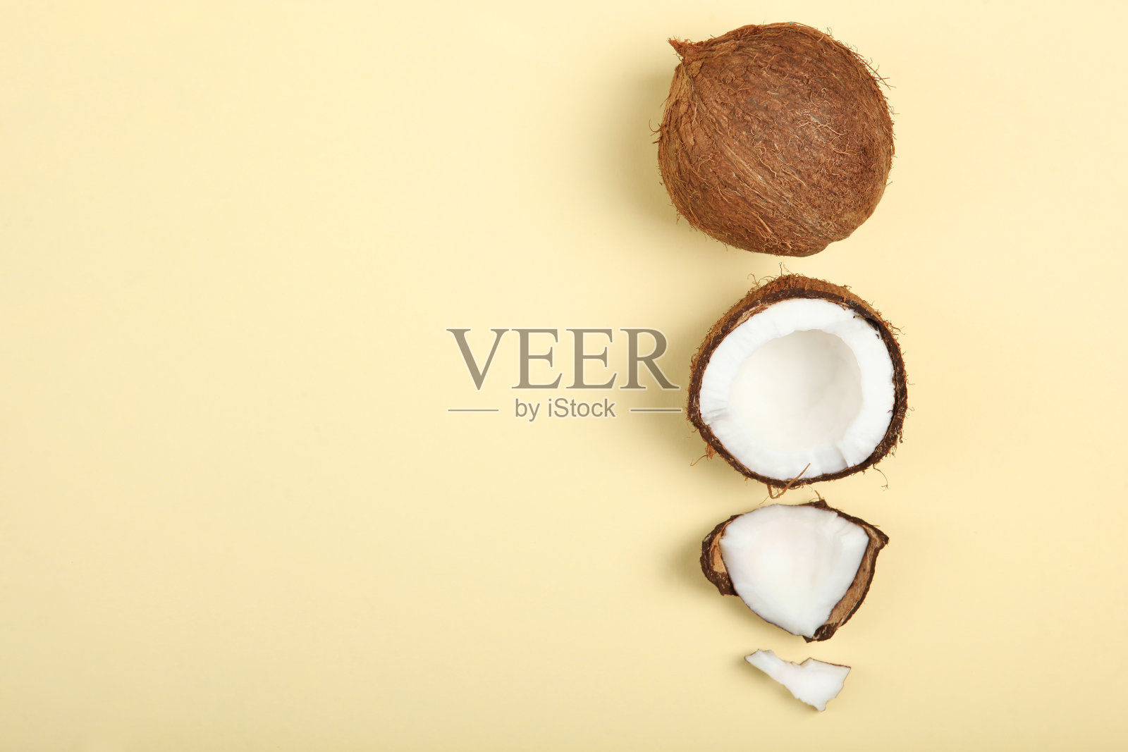 彩色背景上的碎椰子。照片摄影图片