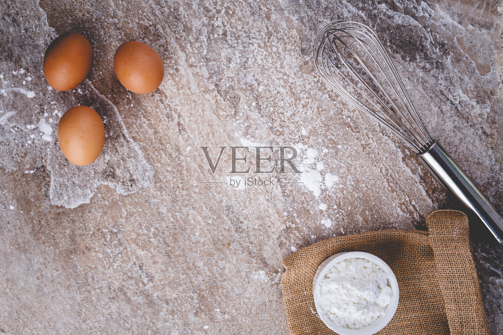 健康的烘焙原料——面粉，杏仁，鸡蛋，放在石头桌子的背景上。面包店背景框架。俯视图，复制空间。照片摄影图片