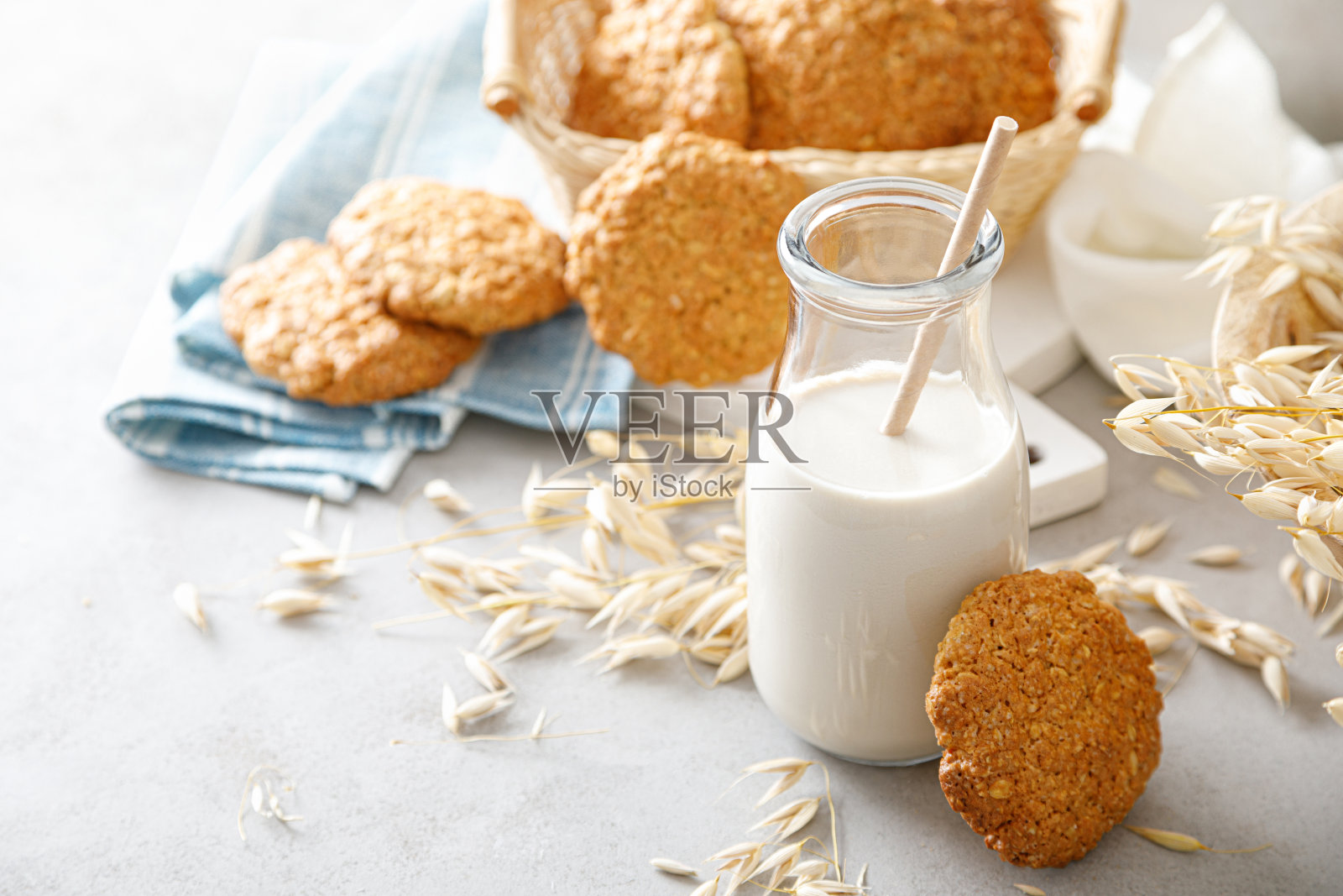 燕麦牛奶。美味和健康的素食替代牛奶饮料。市面上的牛奶照片摄影图片