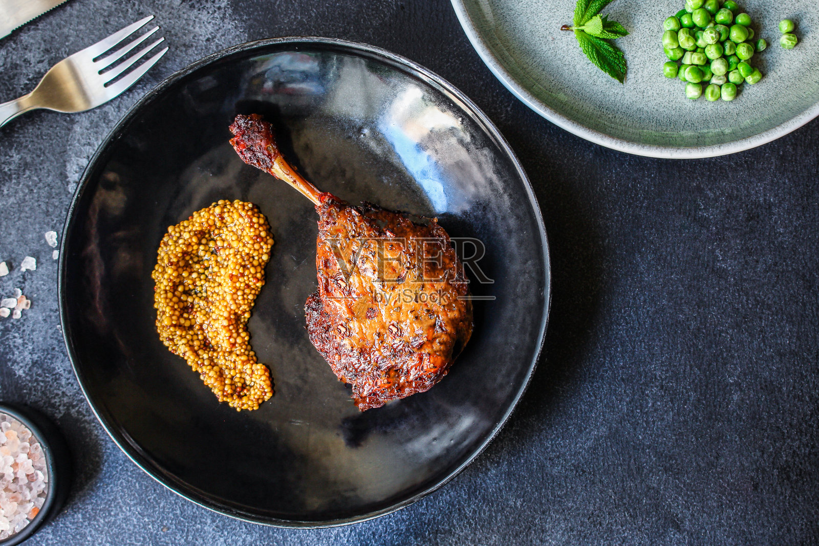 鸭腿肥肉部分准备食物菜单概念食用份量。食物背景俯视图拷贝空间菜单照片摄影图片