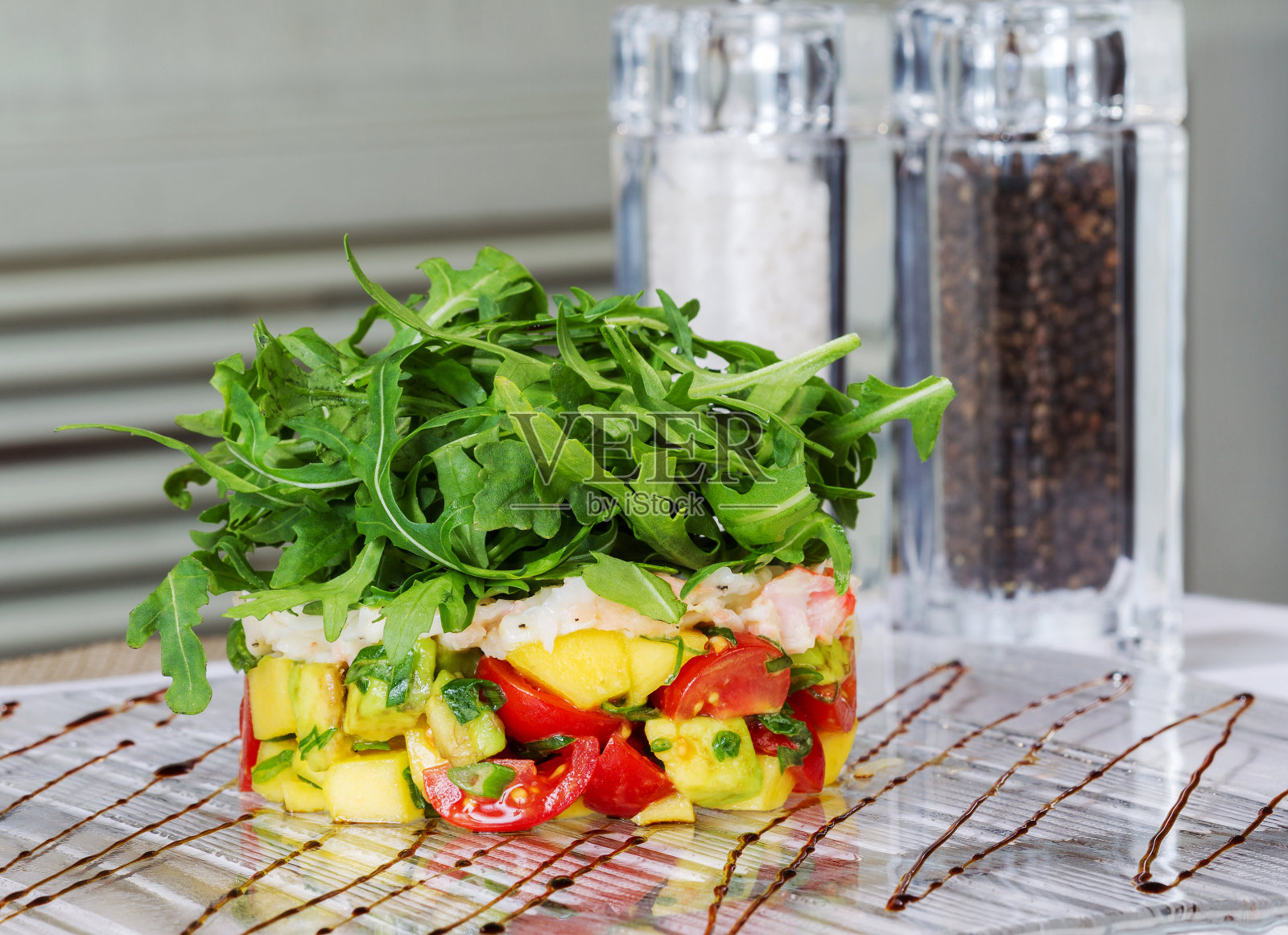 新鲜番茄和鳄梨配香草。作为菜单，食谱，广告和其他烹饪项目的背景照片摄影图片