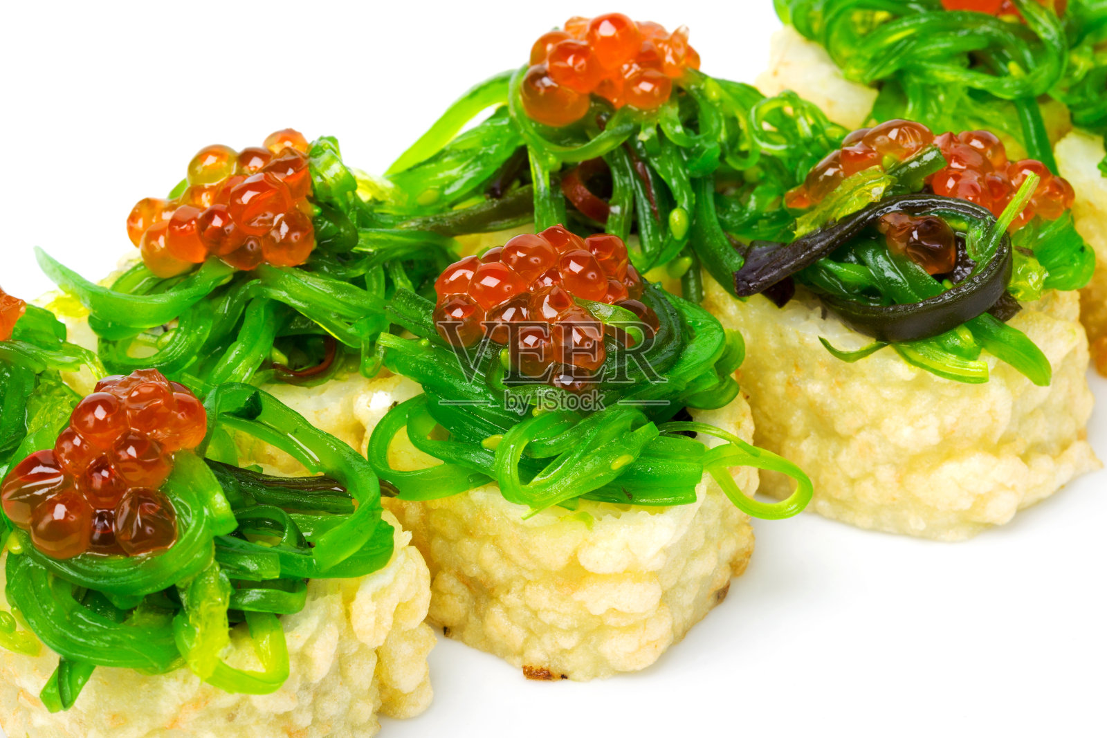 白色背景上装饰精美的寿司卷。有选择性的重点。创意菜。作为菜单，食谱，广告和其他烹饪项目的背景照片摄影图片