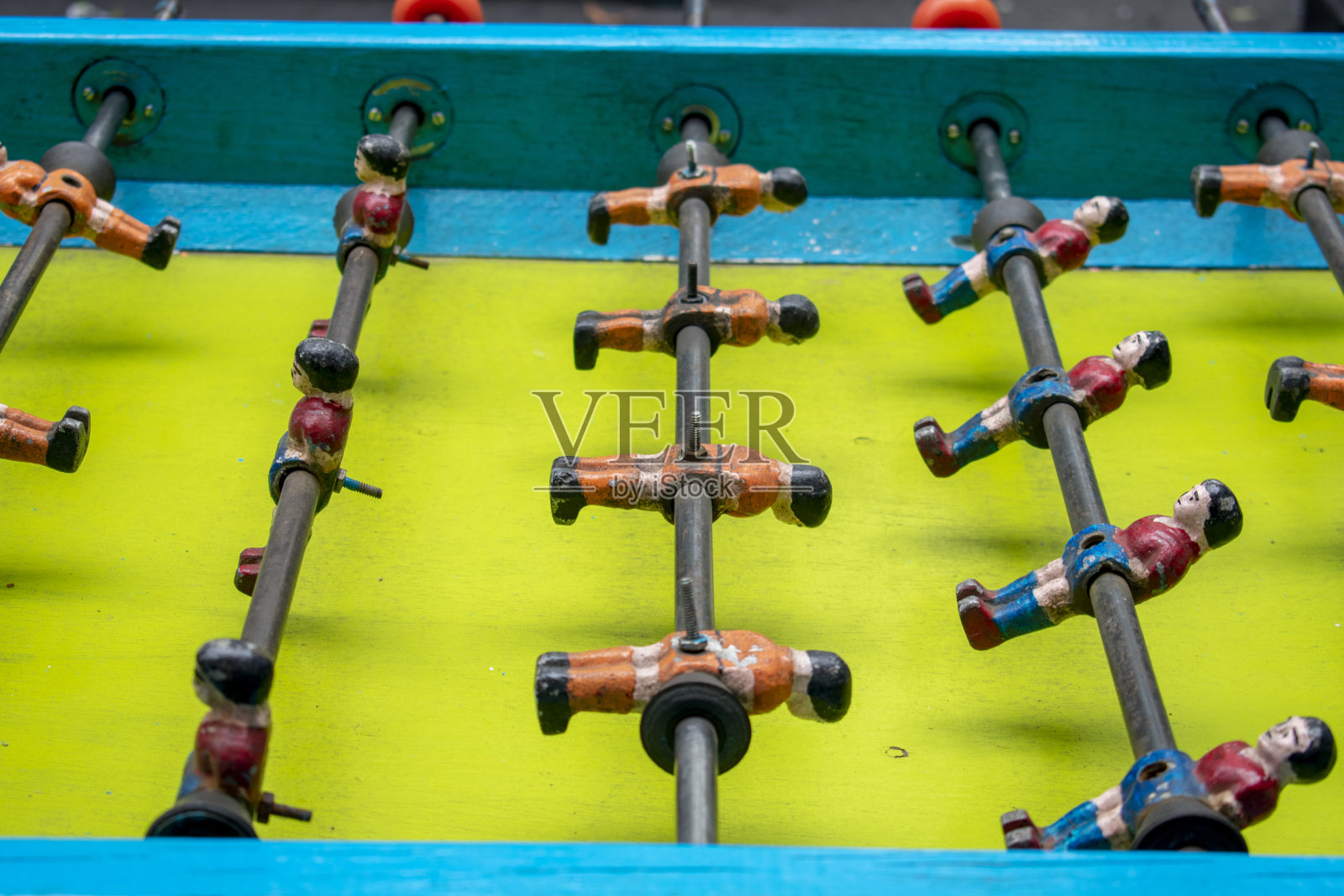 木制的足球游戏桌与黄色的板，放置在集市在墨西哥。它已经是一件古老的物品了照片摄影图片