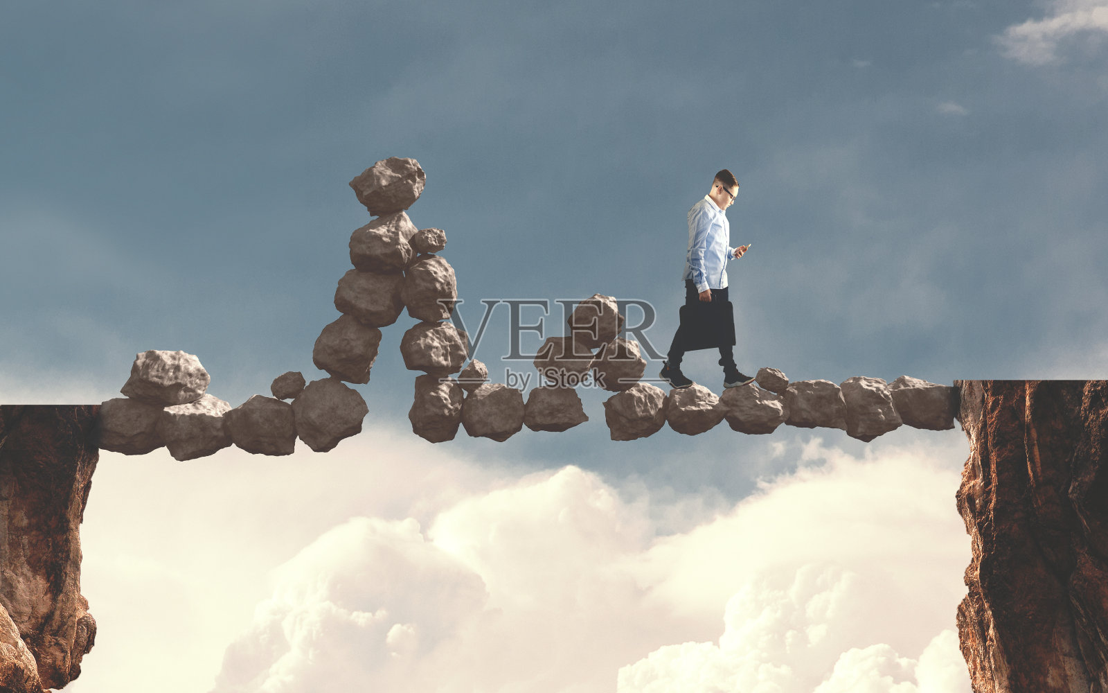 商人在一排岩石上平衡地行走在两块岩石之间。承担风险。照片摄影图片