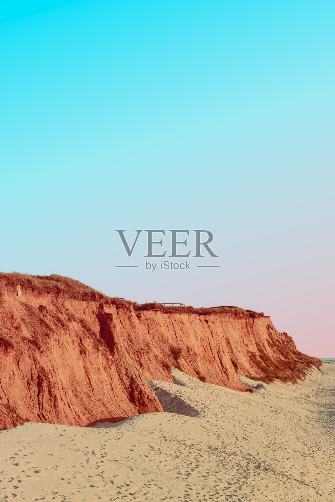 日落时希尔特岛海岸线上的赤壁。北海空旷的海滩景色照片摄影图片