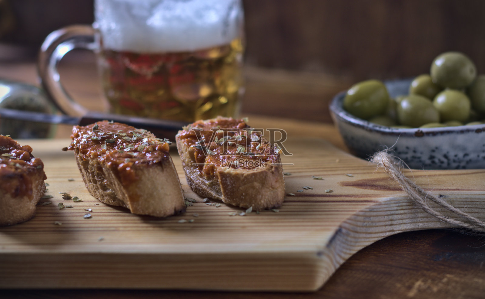 索布拉达吐司配牛至，配啤酒和橄榄照片摄影图片