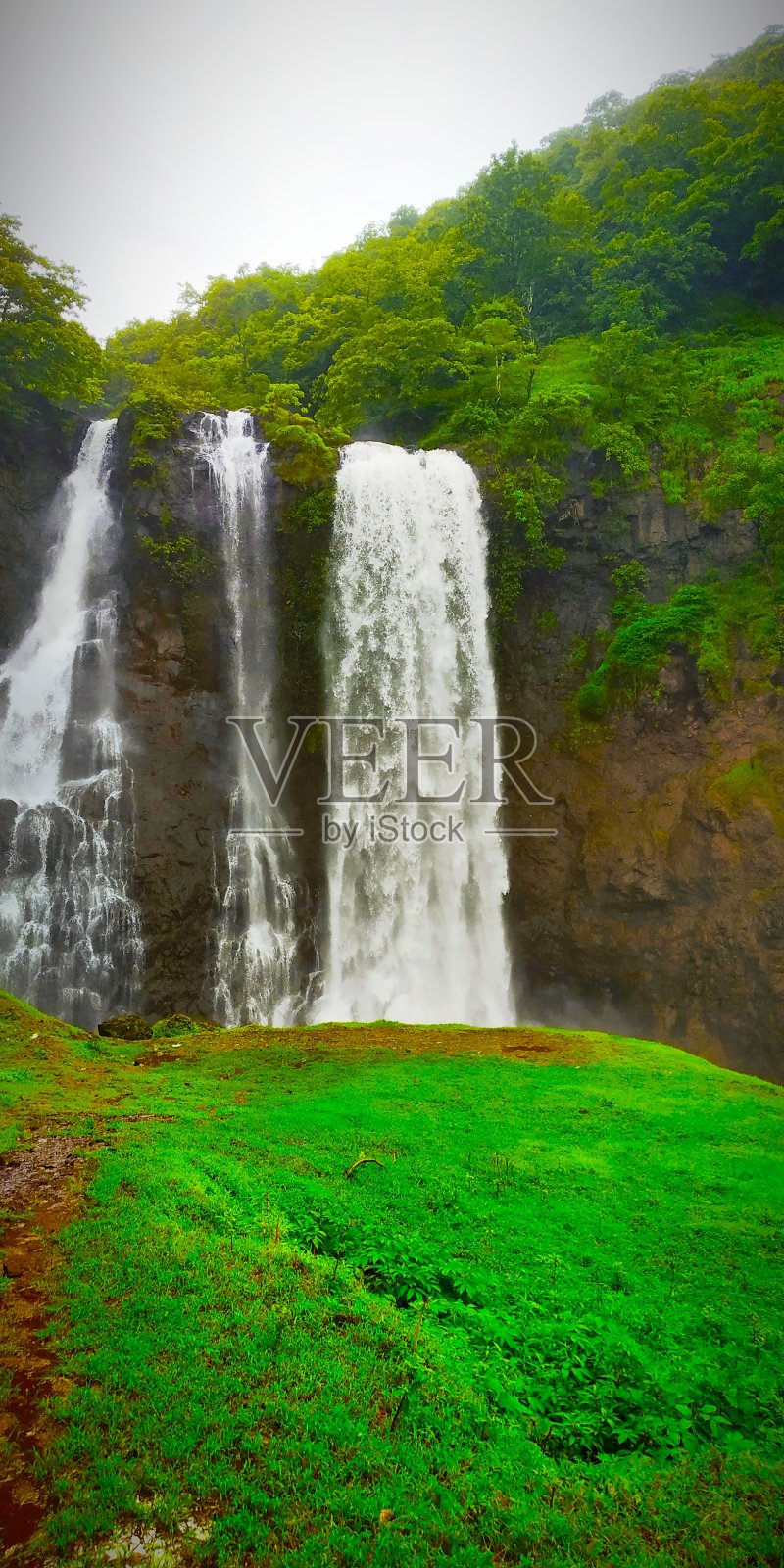 Ukshi瀑布照片摄影图片