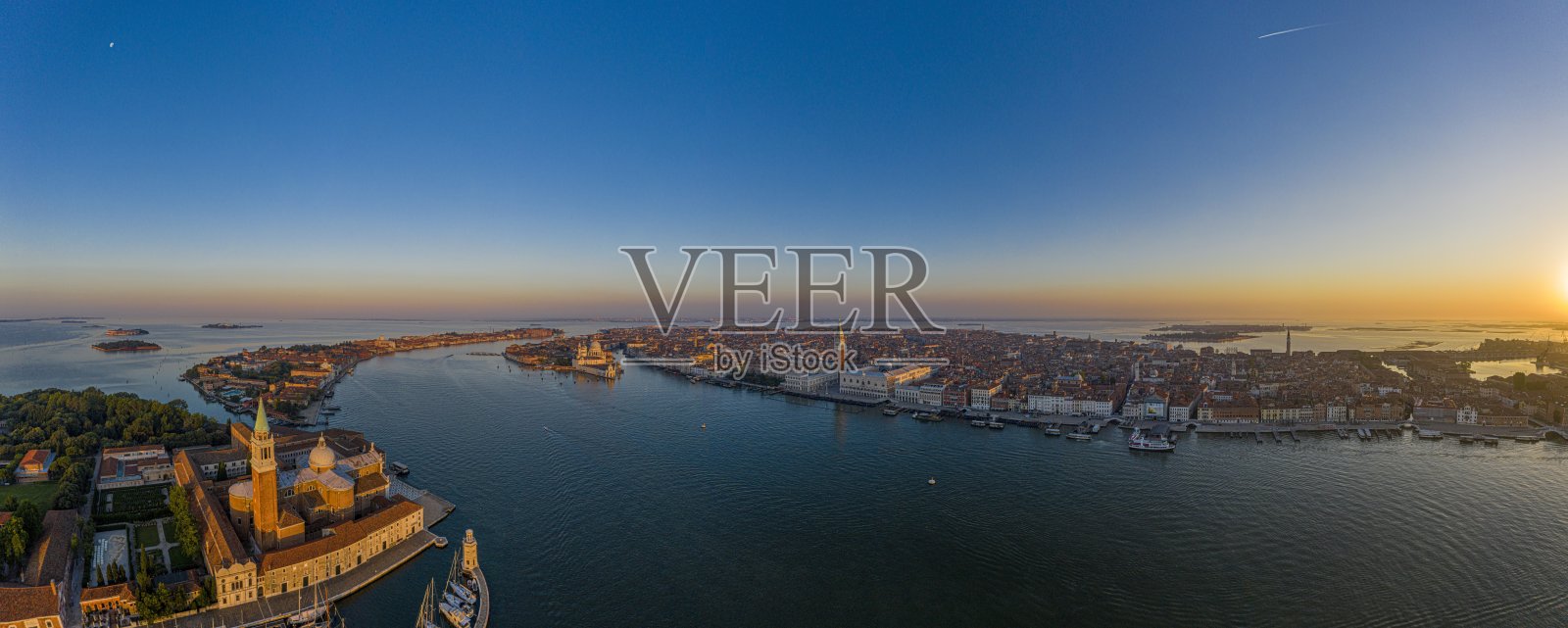 空中全景图威尼斯泻湖和丽都岛在日出照片摄影图片