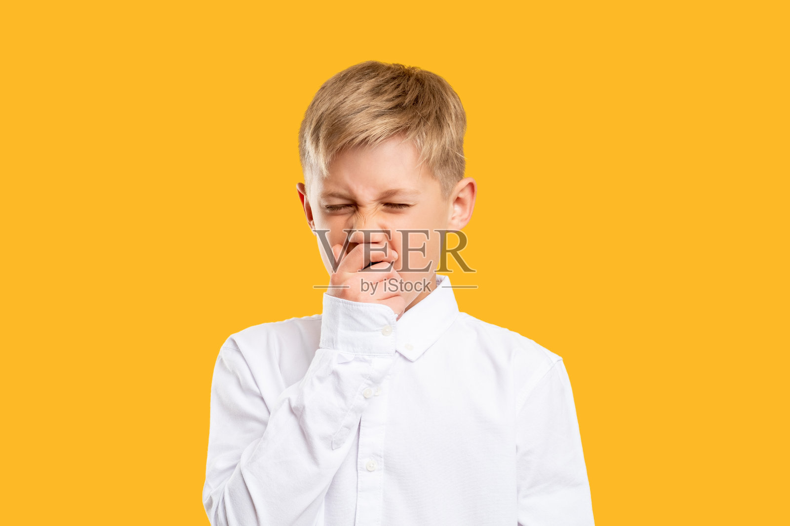 疲惫的孩子肖像生活困倦的男孩打哈欠照片摄影图片