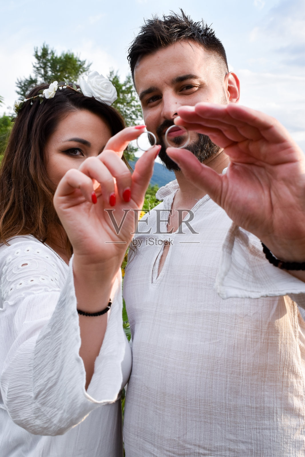 一对夫妇在户外拿着结婚戒指照片摄影图片