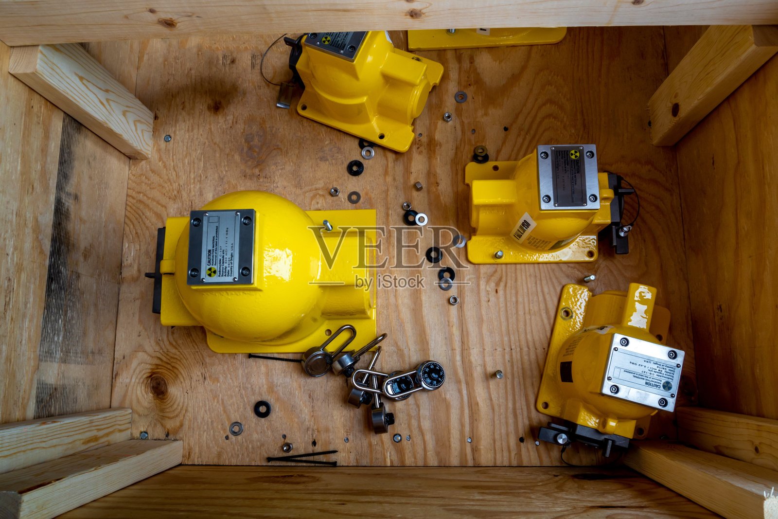 工艺仪表机座铭牌上有辐射警告标志照片摄影图片