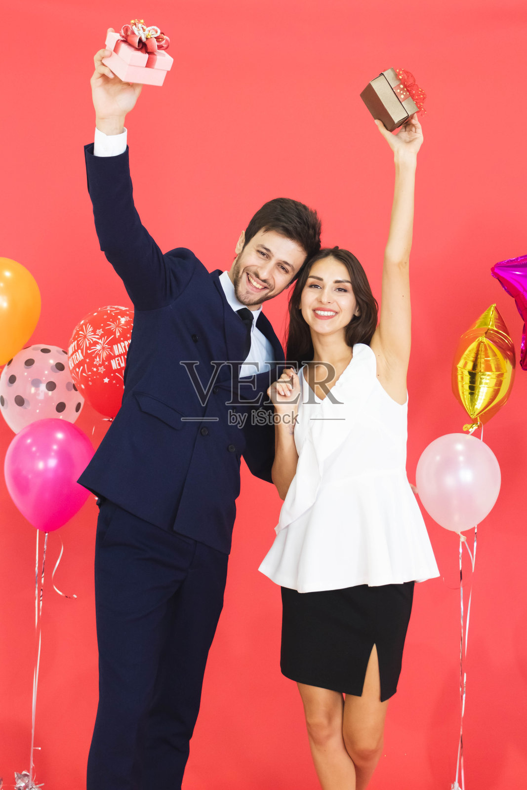 年轻夫妇一起庆祝新年，夫妇交换礼物。照片摄影图片